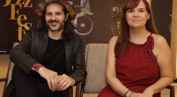 Gerente de Marketing do RioMar, Denielly Halinski com Alemão Art, artista brasileiro e grafiteiro renomado que participou do RioMar Jazz Fest