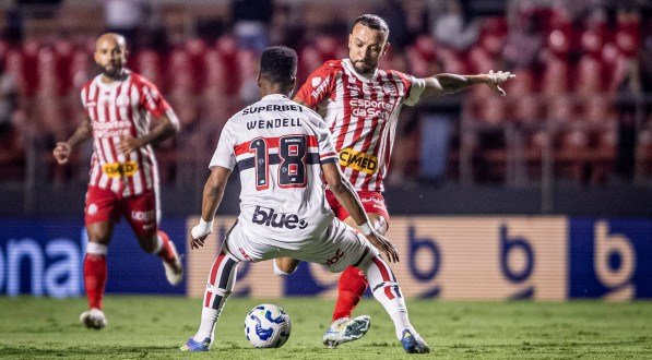 Lance do jogo entre São Paulo x Náutico na partida de ida pela 3ª fase da Copa do Brasil