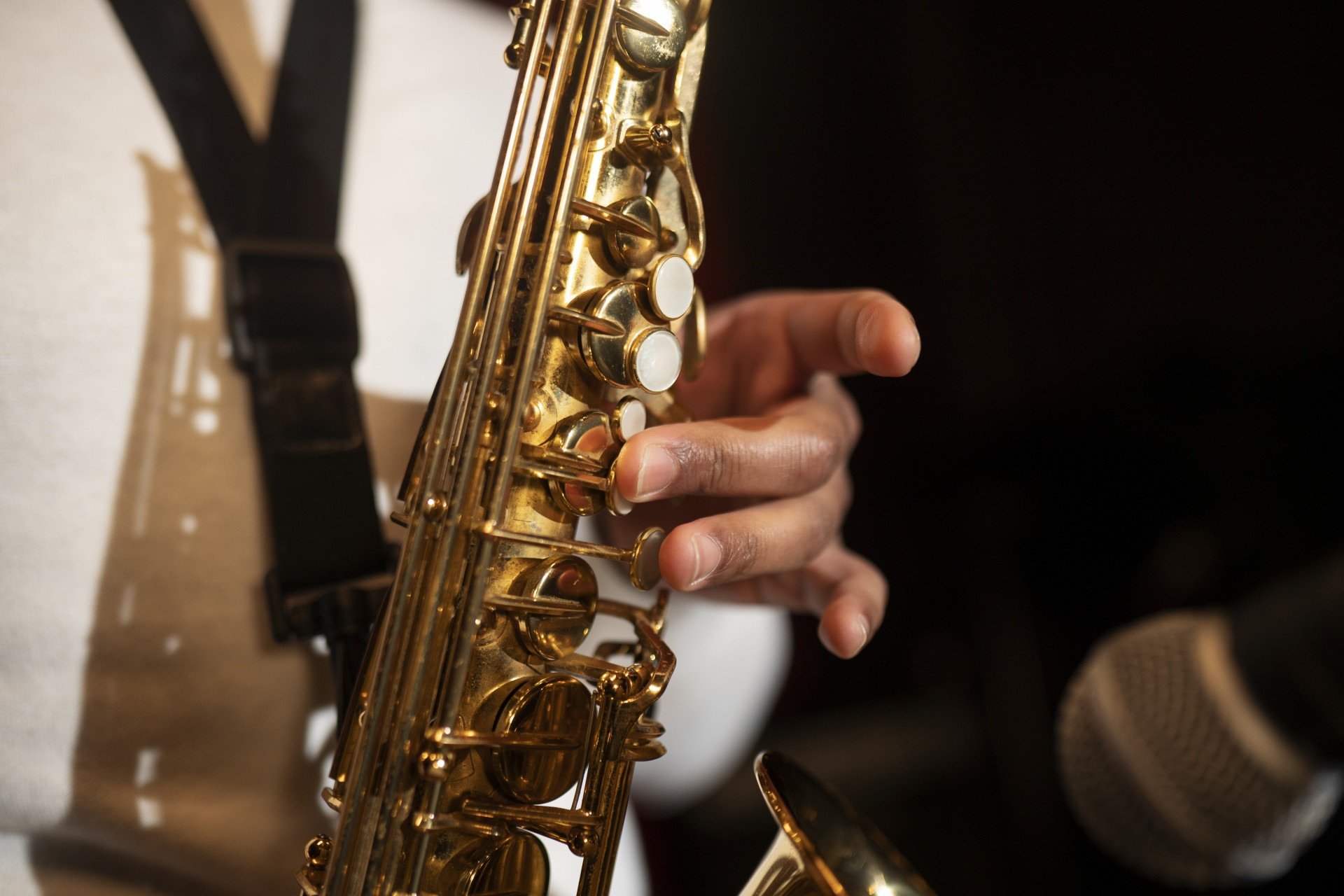 Imagem ilustrativa de pessoa tocando saxofone