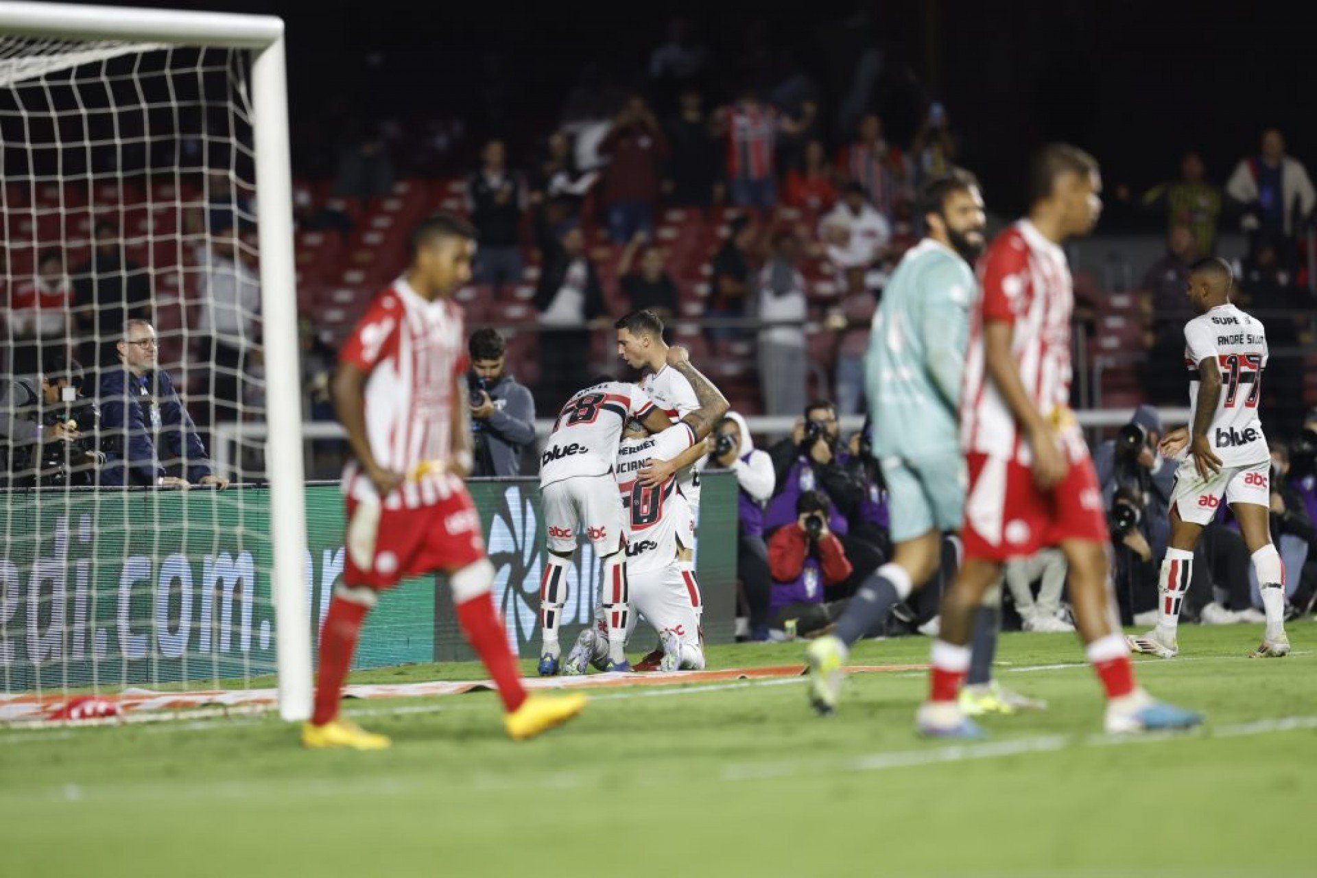 O Tricolor saiu atrás, mas conseguiu reverter o placar com dois gol de Luciano