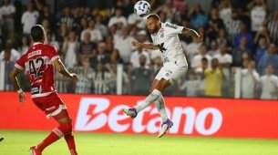 Guilherme, jogador do Santos, durante partida contra o CRB no estádio Vila Belmiro, pela Copa do Brasil