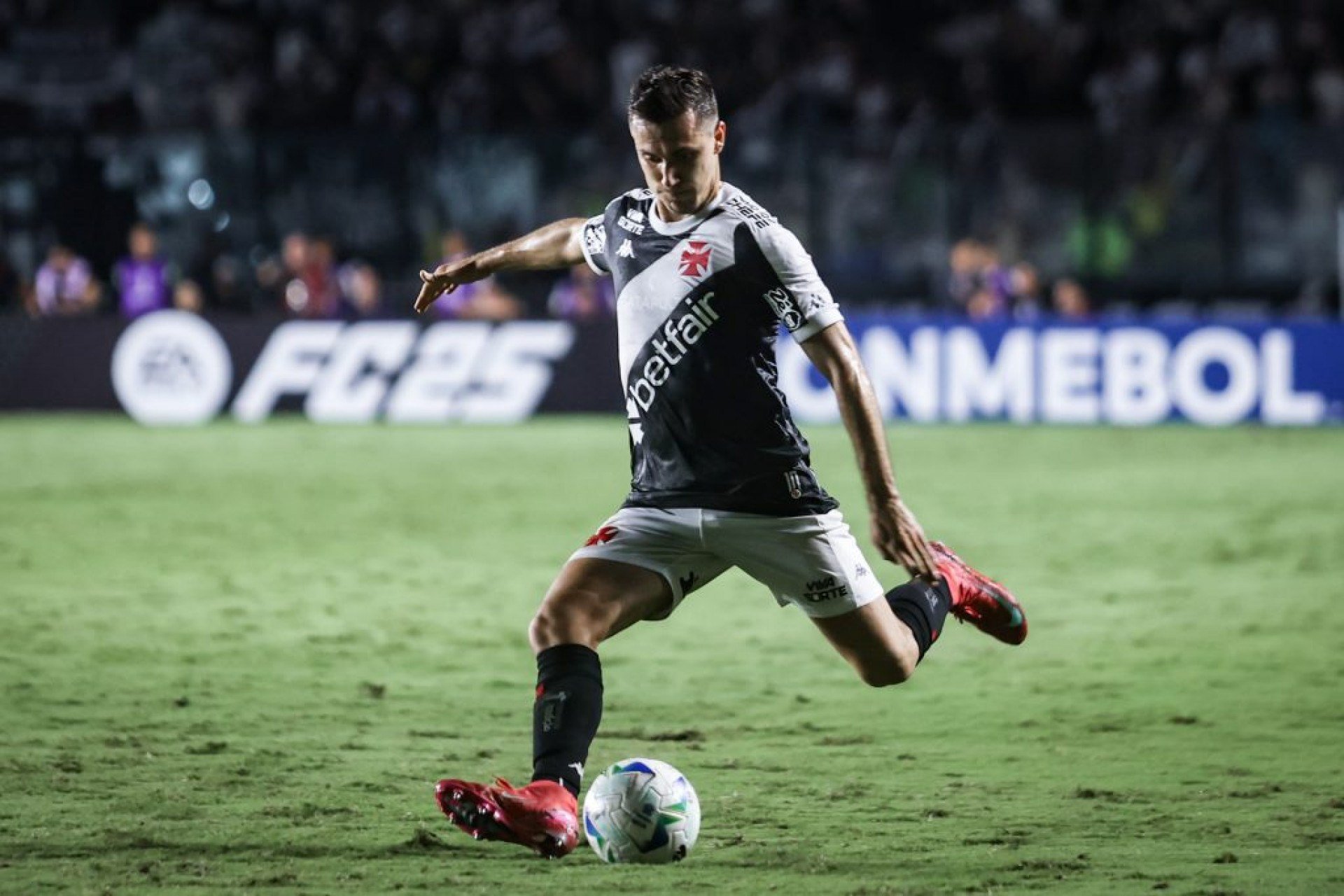 Times em crise se enfrentam no Estádio Germano Krüger em busca de alívio e vantagem na Copa do Brasil