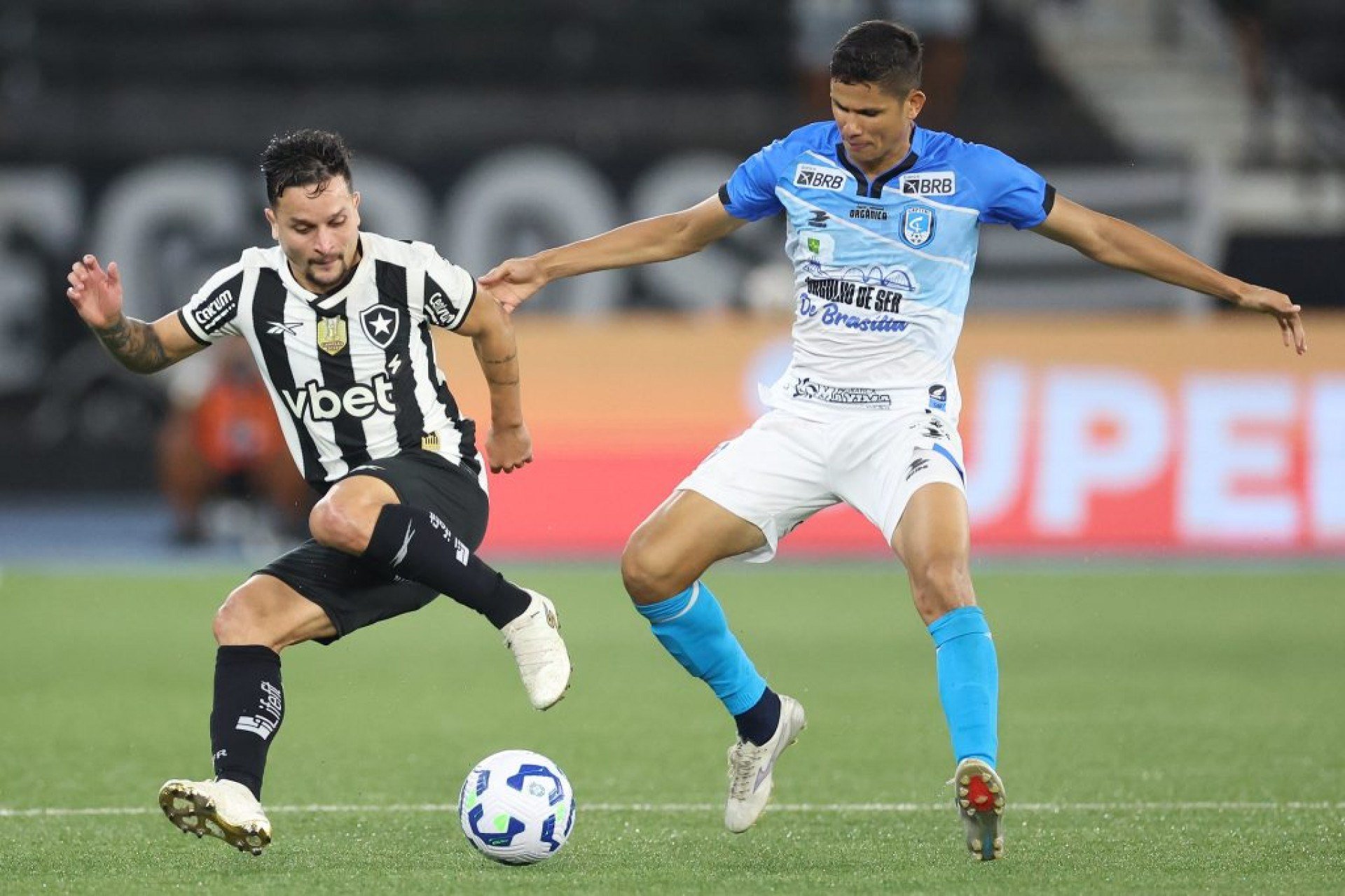 Com gols de reforços e atuação segura mesmo com time misto, Glorioso faz 4 a 0 e larga na frente no mata-mata