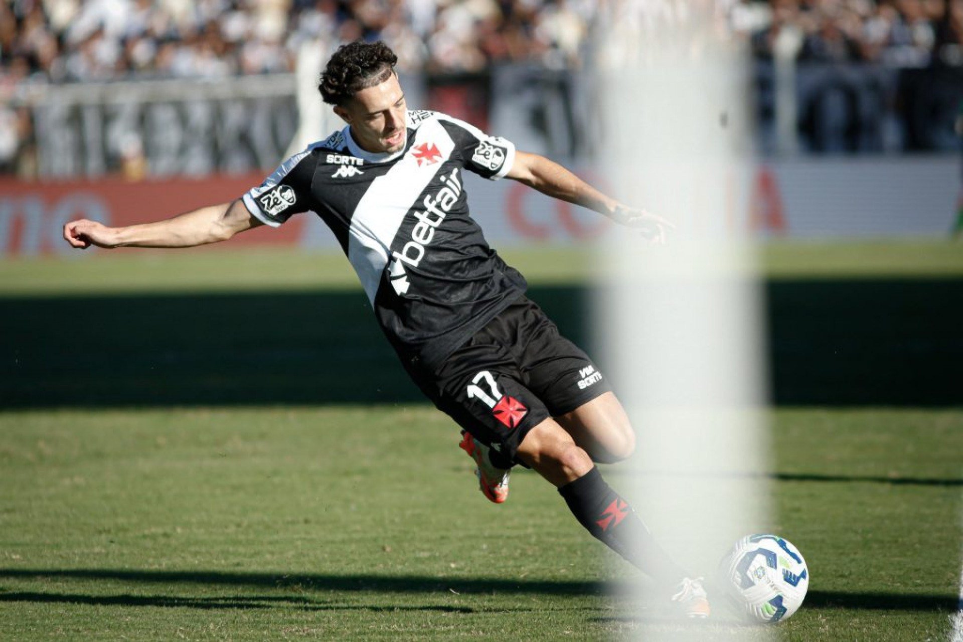 O time carioca abriu o placar com um belo gol de Nuno Moreira, ainda no primeiro tempo, mas viu a equipe paranaense crescer e buscar o empate com Boschilia na etapa final
