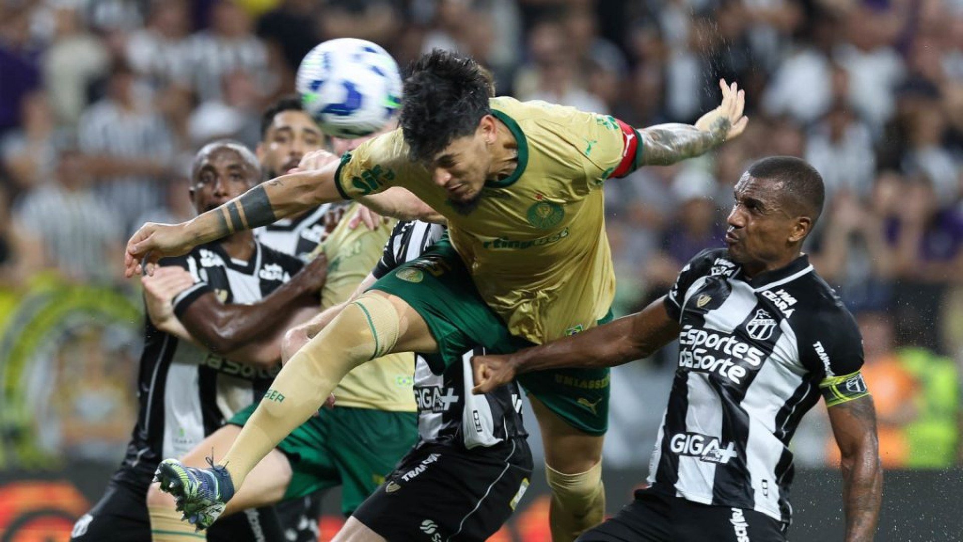 Gustavo Gómez se consolida como o zagueiro com mais gols na história do Palmeiras e garante a vantagem para o jogo de volta.