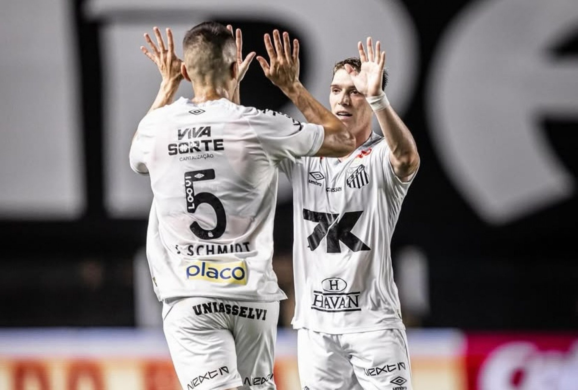 O Santos empatou com o CRB nesta quinta-feira (1), pelo o placar de 1 a 1, em jogo disputado na Vila Belmiro. O confronto considerou a ida da Terceira Fase da Copa do Brasil. PRIMEIRO TEMPO A primeira chegada foi da equipe santista, no primeiro minuto de jogo. Zé Ivaldo lançou Veron em profundidade, ajeitando [&amp;#8230;]