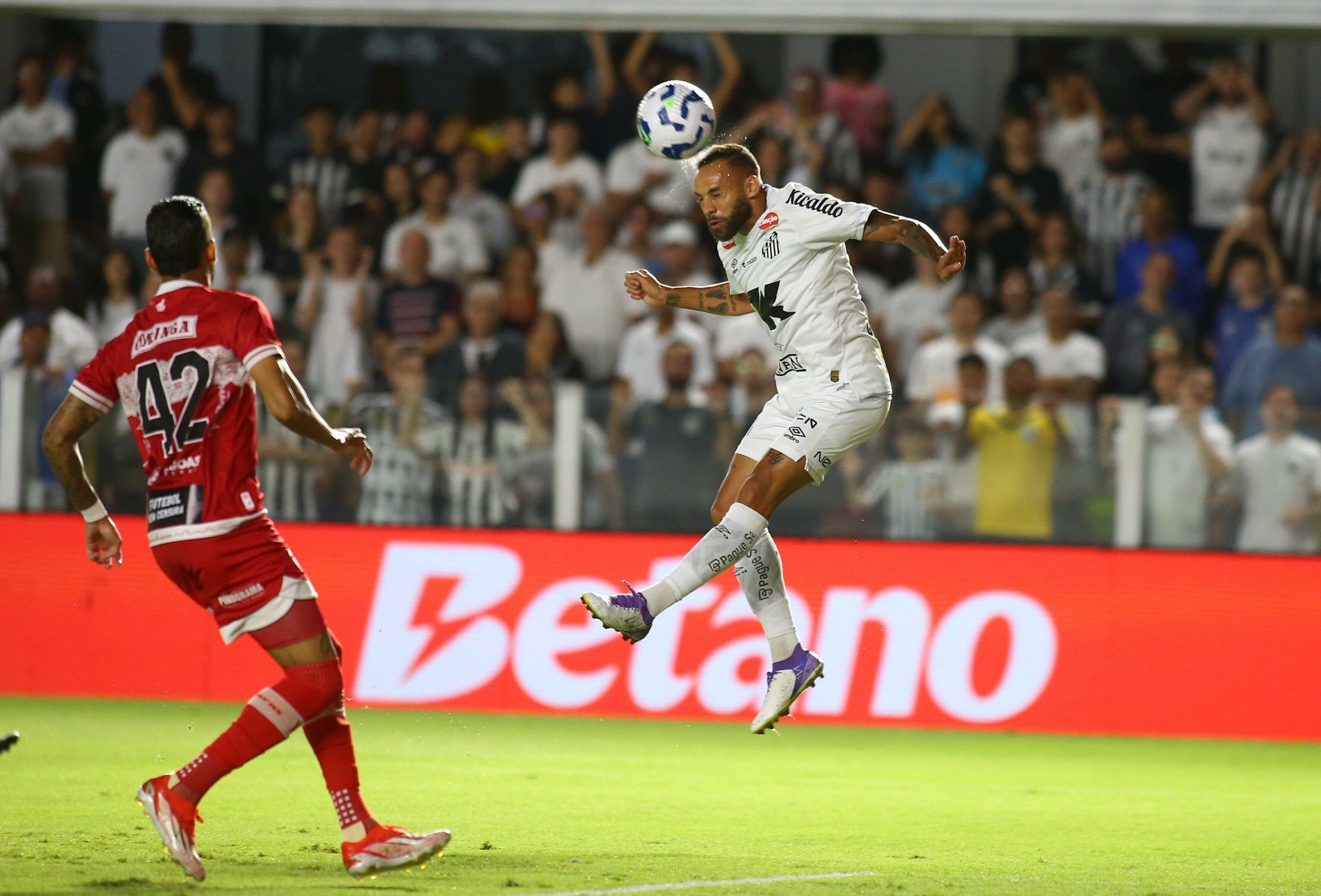 Guilherme, jogador do Santos, durante partida contra o CRB no estádio Vila Belmiro, pela Copa do Brasil