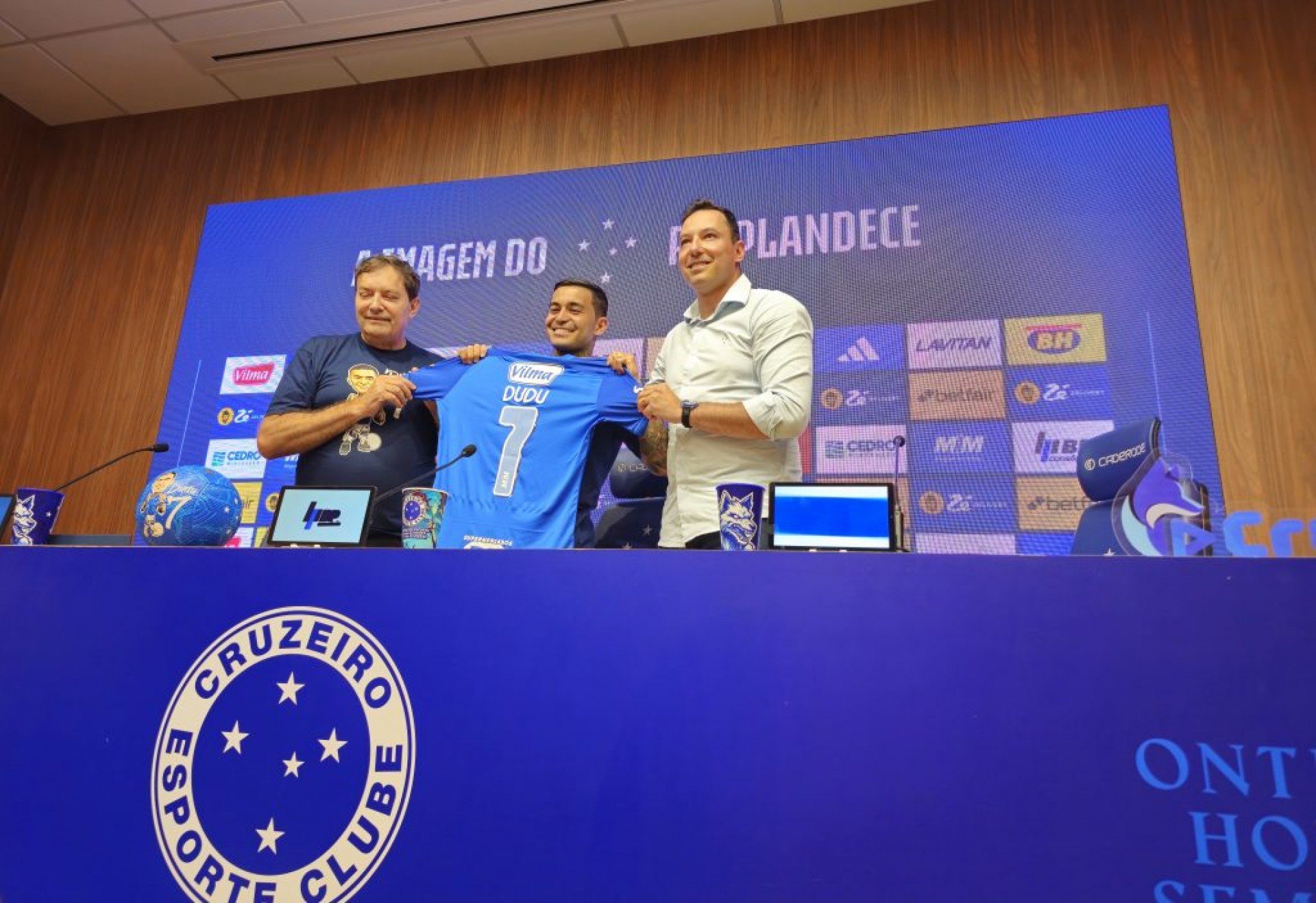 Cruzeiro oficializa rescisão com atacante Dudu