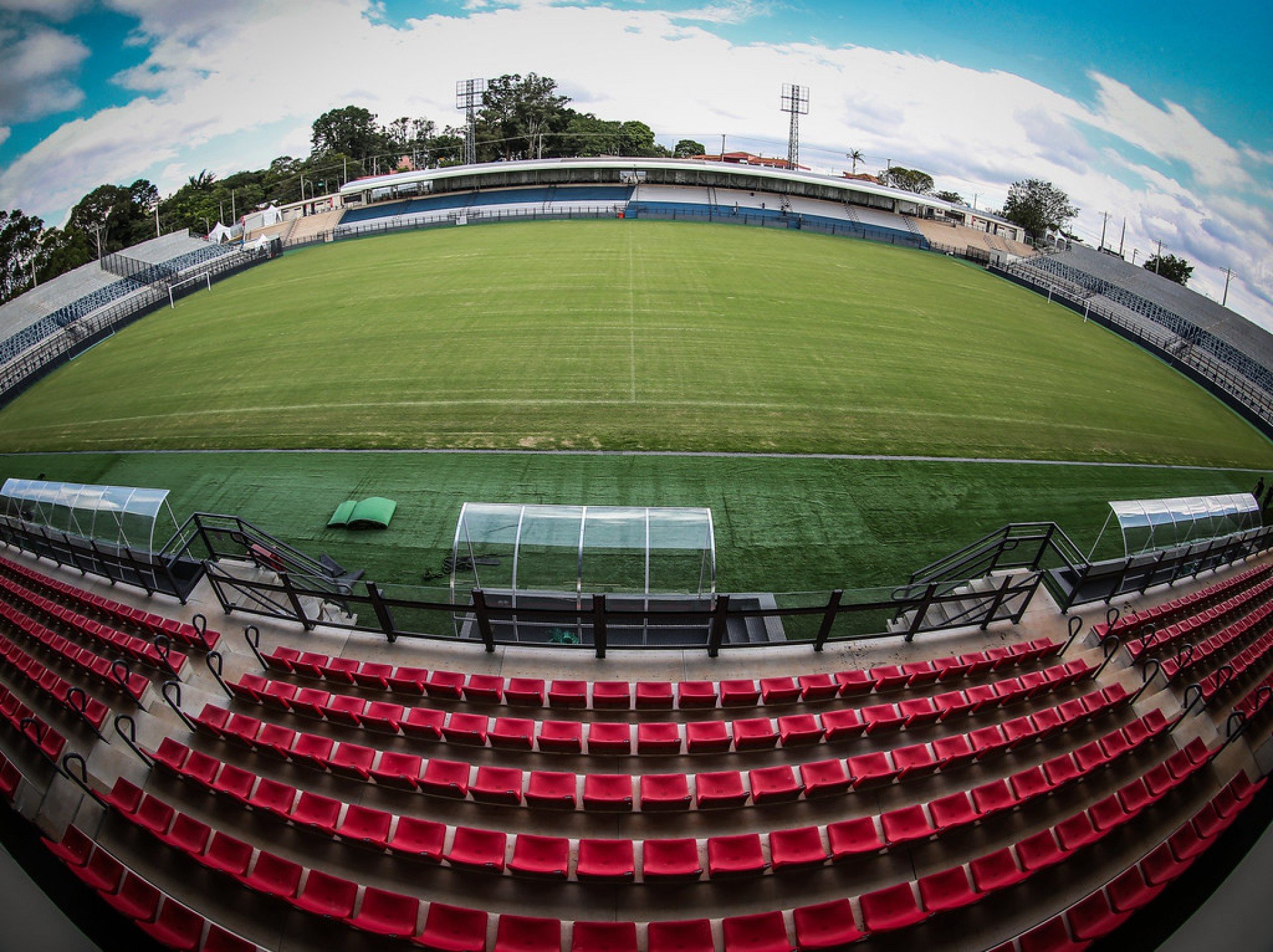 Massa Bruta recebe o Leão na segunda-feira (5), pela 7ª rodada do Brasileirão. A bola rola às 19h no Estádio Municipal Cícero de Souza Marques.