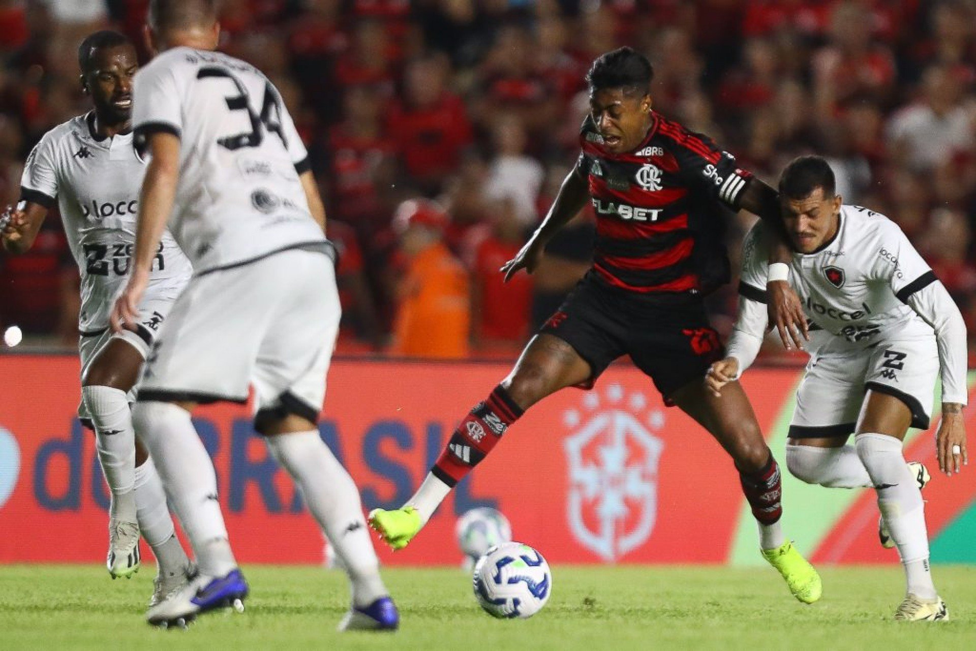 Estreante Joshua marca e garante vitória do Flamengo sobre o Botafogo-PB