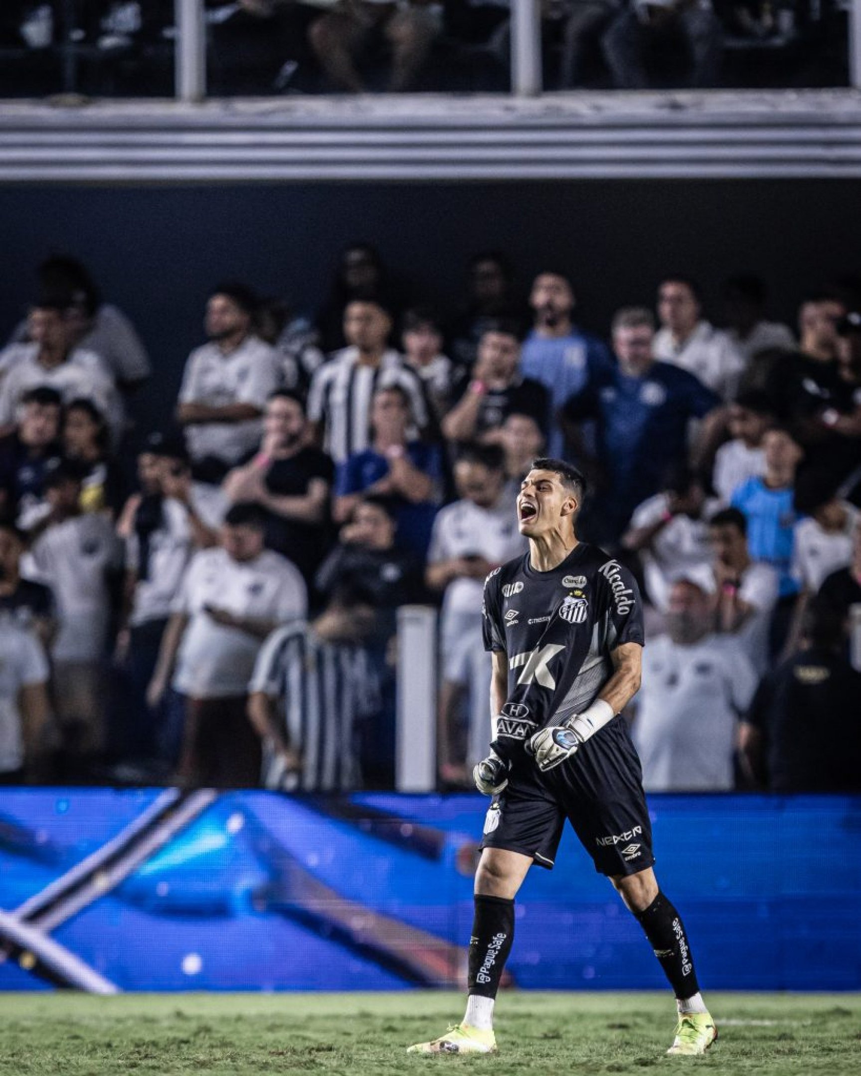Em estreia de Cléber Xavier, o Santos abriu o placar com Rollheiser, mas o CRB pressionou no segundo tempo e empatou com Breno Herculano. Gabriel Brazão brilhou, salvando um pênalti nos acréscimos. A decisão agora vai para o confronto em Alagoas, onde um novo empate leva para os pênaltis.