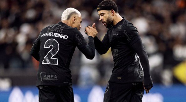 Memphis celebra gol pelo Corinthians com Matheuzinho