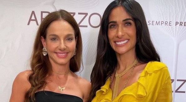 Cris Lemos entrega livro a Silvia Braz, em evento da Arezzo no Recife
