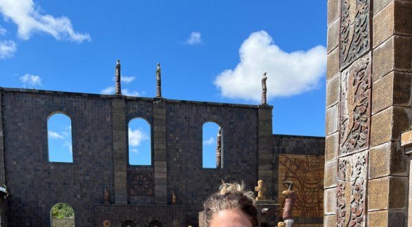 A atriz Luisa Arraes, na Oficina Cerâmica Francisco Brennand