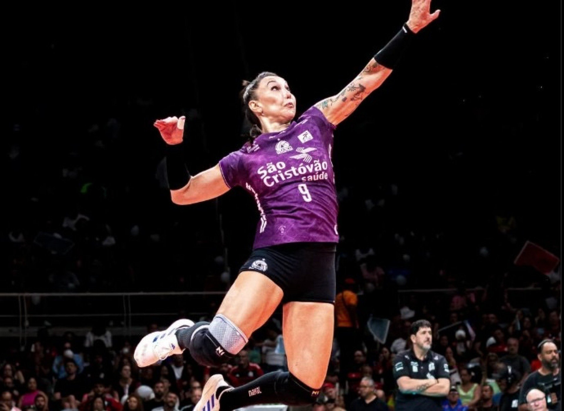 A oposta Tiffany Abreu foi um dos grandes destaques da campanha vitoriosa do Osasco na Superliga Feminina de Vôlei 2024/25. Após a conquista do título, com vitória sobre o Sesi-Bauru, a jogadora comemorou não apenas o desempenho em quadra, mas o significado de sua presença e o protagonismo no cenário esportivo: “Tem mulher trans campeã [&amp;#8230;]