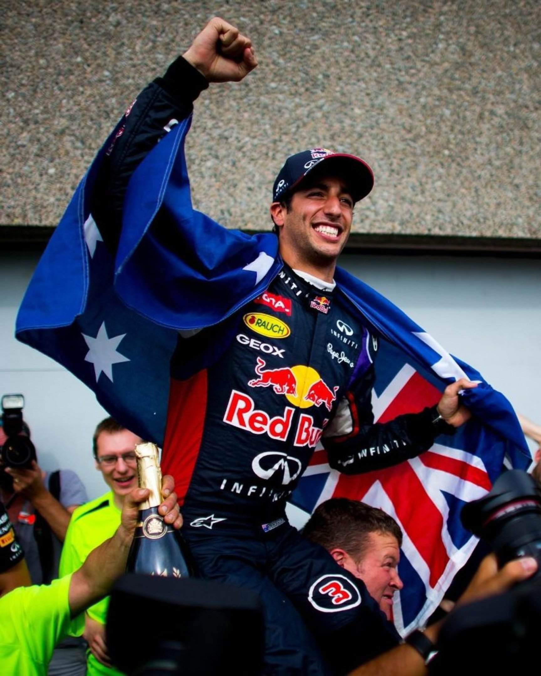 Mesmo longe das pistas da Fórmula 1, Daniel Ricciardo segue envolvido com o automobilismo. A Enchanté, marca de lifestyle do piloto australiano, anunciou nesta semana uma nova parceria com a equipe Visa Cash App Racing Bulls, voltada para a F1 Academy – categoria exclusivamente feminina na Fórmula 1. O patrocínio será estampado no carro e [&amp;#8230;]