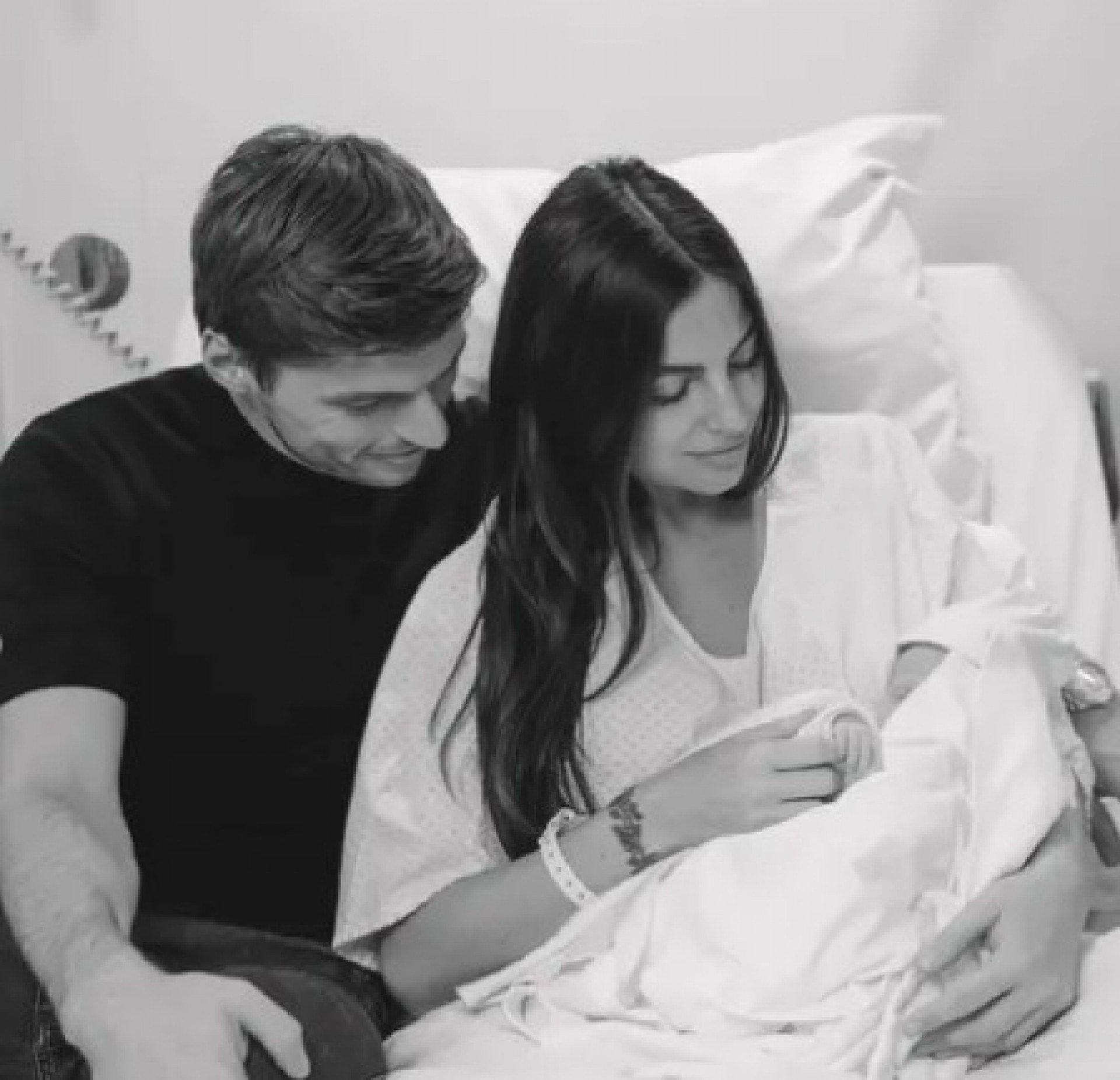 Max Verstappen celebra nascimento da filha ao lado de Kelly Piquet 