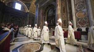 Cardeais realizam a missa no oitavo dos nove dias de luto pelo falecido Papa Francisco, na Basílica de São Pedro