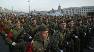 Militares russos marcham em direção à Praça Vermelha antes do Desfile militar do Dia da Vitória em Moscou