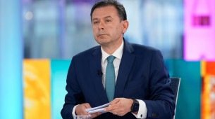 O primeiro-ministro de Portugal, Luis Montenegro, antes de um debate televisivo; ele perdeu um voto de confiança no Parlamento em março