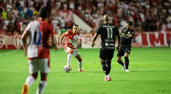 Lance do jogo entre Náutico x Botafogo-PB pela Série C - a última partida em casa