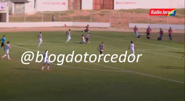 Thiaguinho derrubado na área por defensor do Santa Cruz-RN