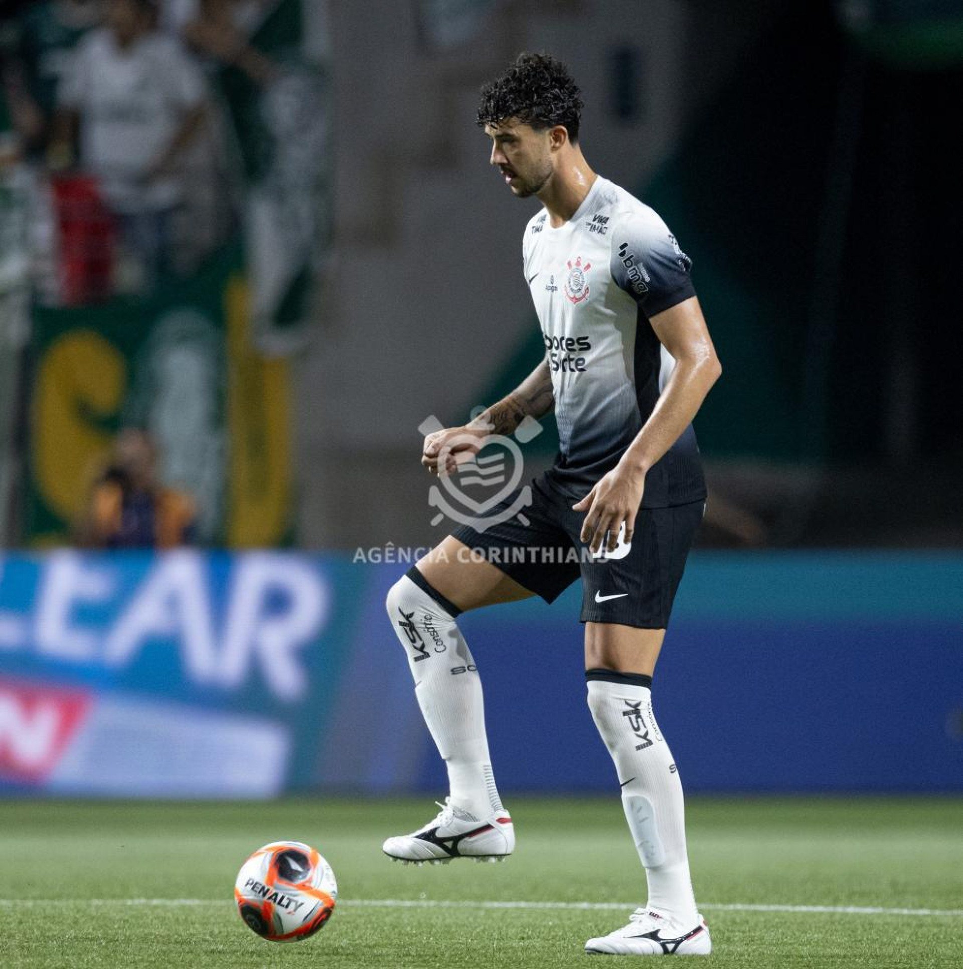 A expectativa é que o defensor fique sem entrar em campo por um mês, até voltar a ter condições de treinar com o restante do elenco.