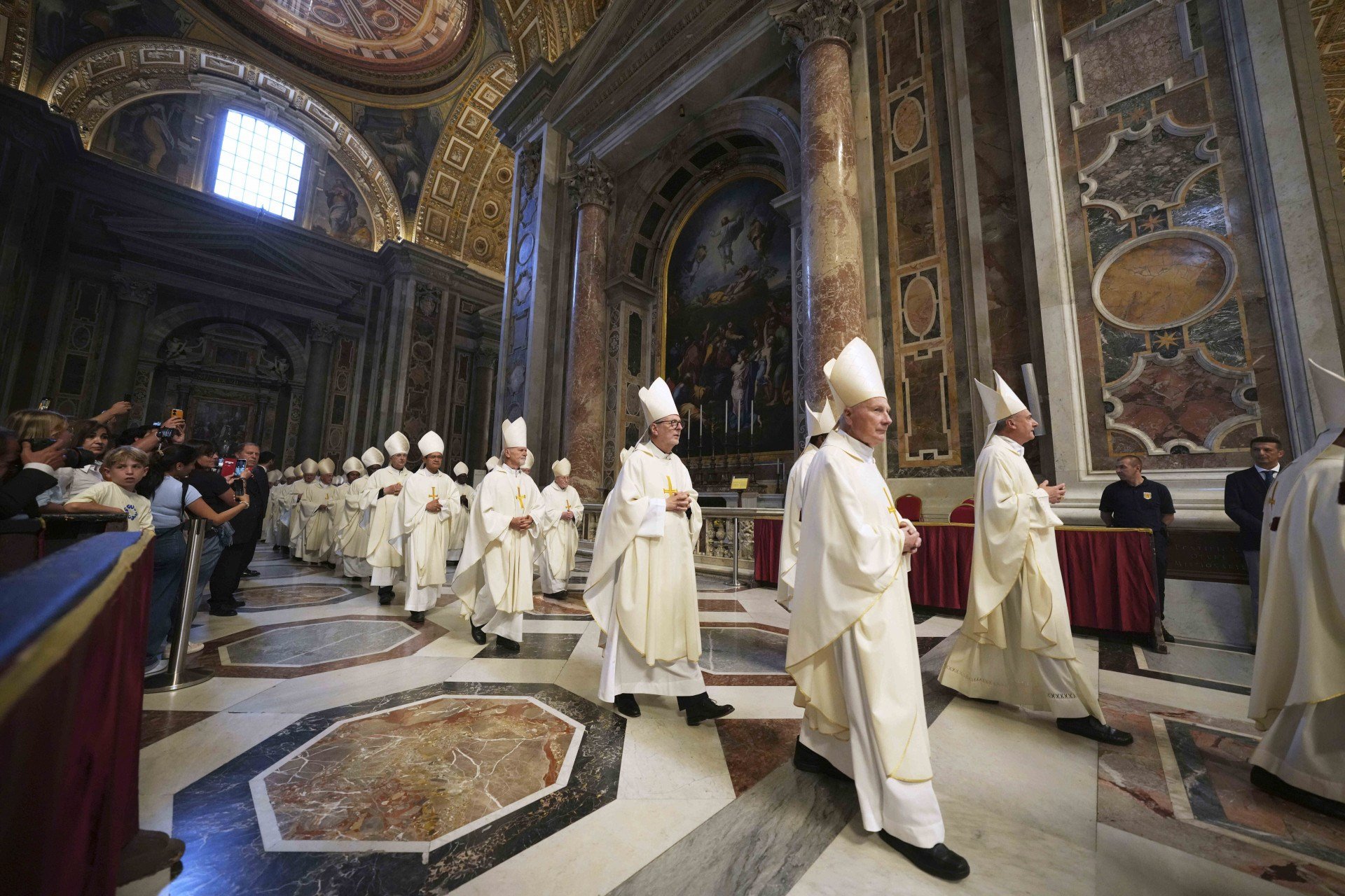Capela Sistina está quase pronta para Conclave que escolherá novo papa