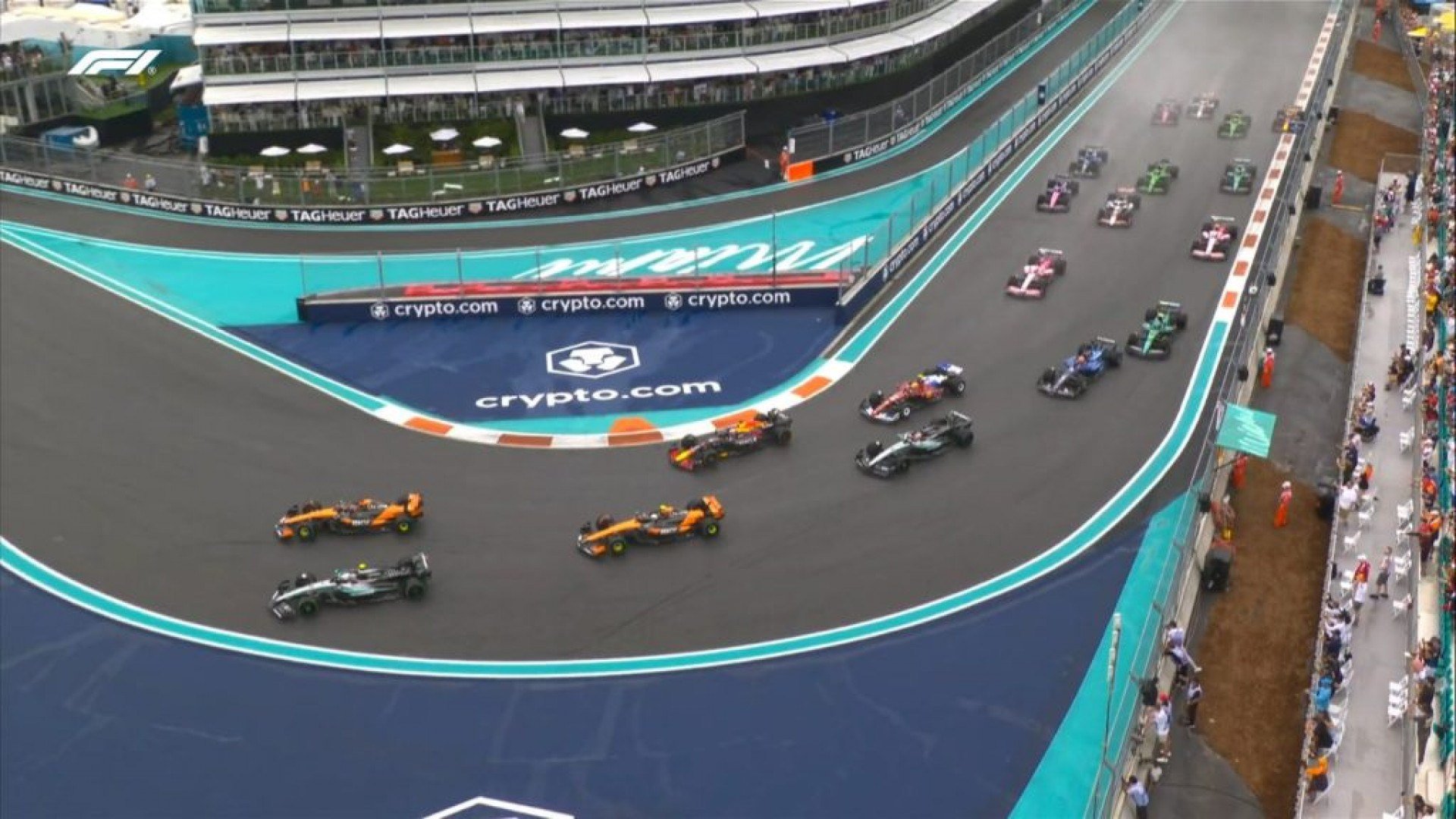A primeira sprint do fim de semana em Miami teve de tudo: clima imprevisível, batidas e punições. Norris levou a melhor e Verstappen sofreu com punição.