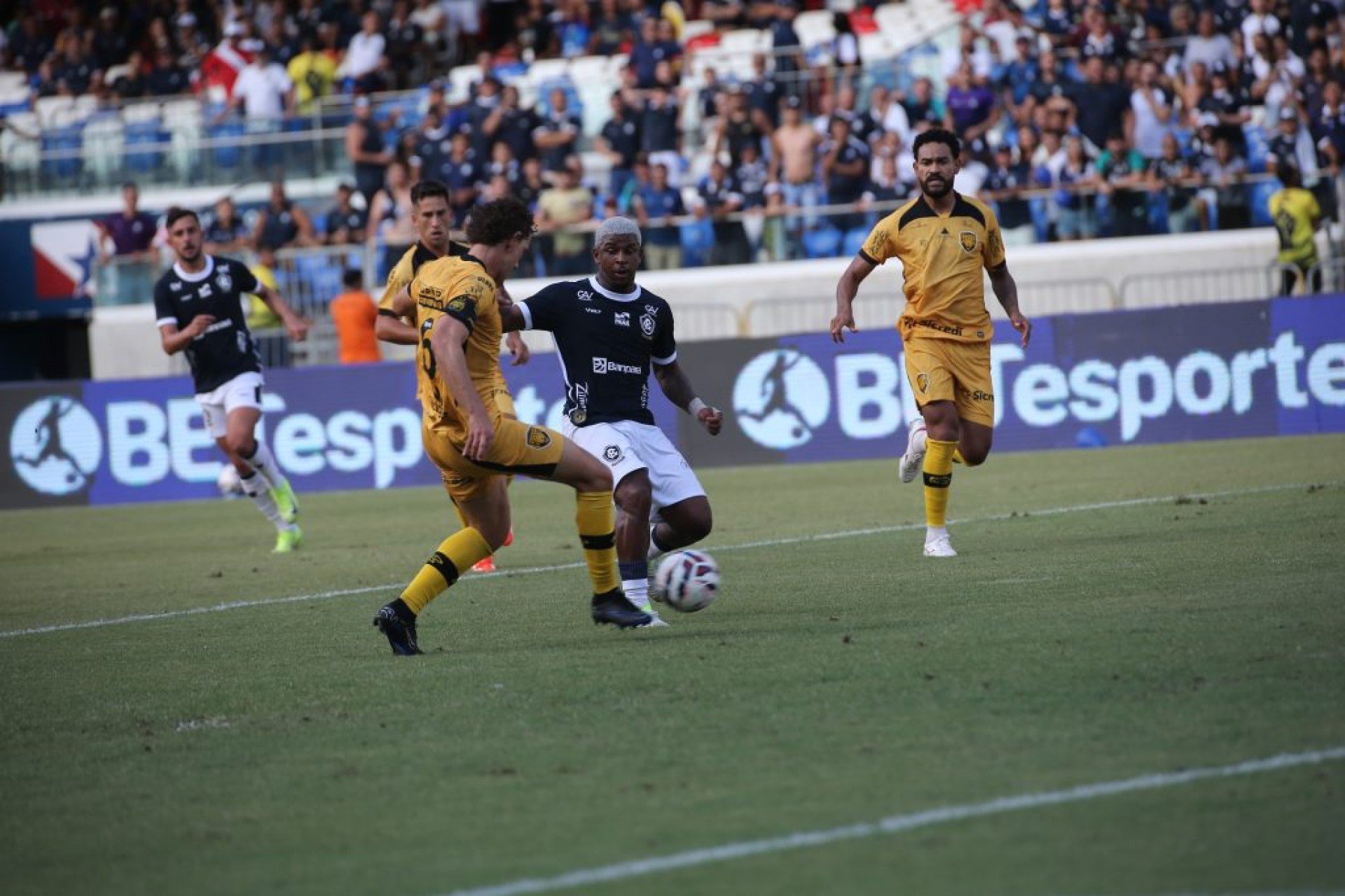 O Remo conquistou a terceira vitória consecutiva atuando em seu estádio e mantém a invencibilidade na competição. Em seis partidas, houve três triunfos e três igualdades. Com o triunfo obtido no sábado, a equipe azul atingiu 12 pontos, assumindo a liderança da competição, ao menos de forma provisória. Na tarde deste sábado (3), no Mangueirão, [&amp;#8230;]