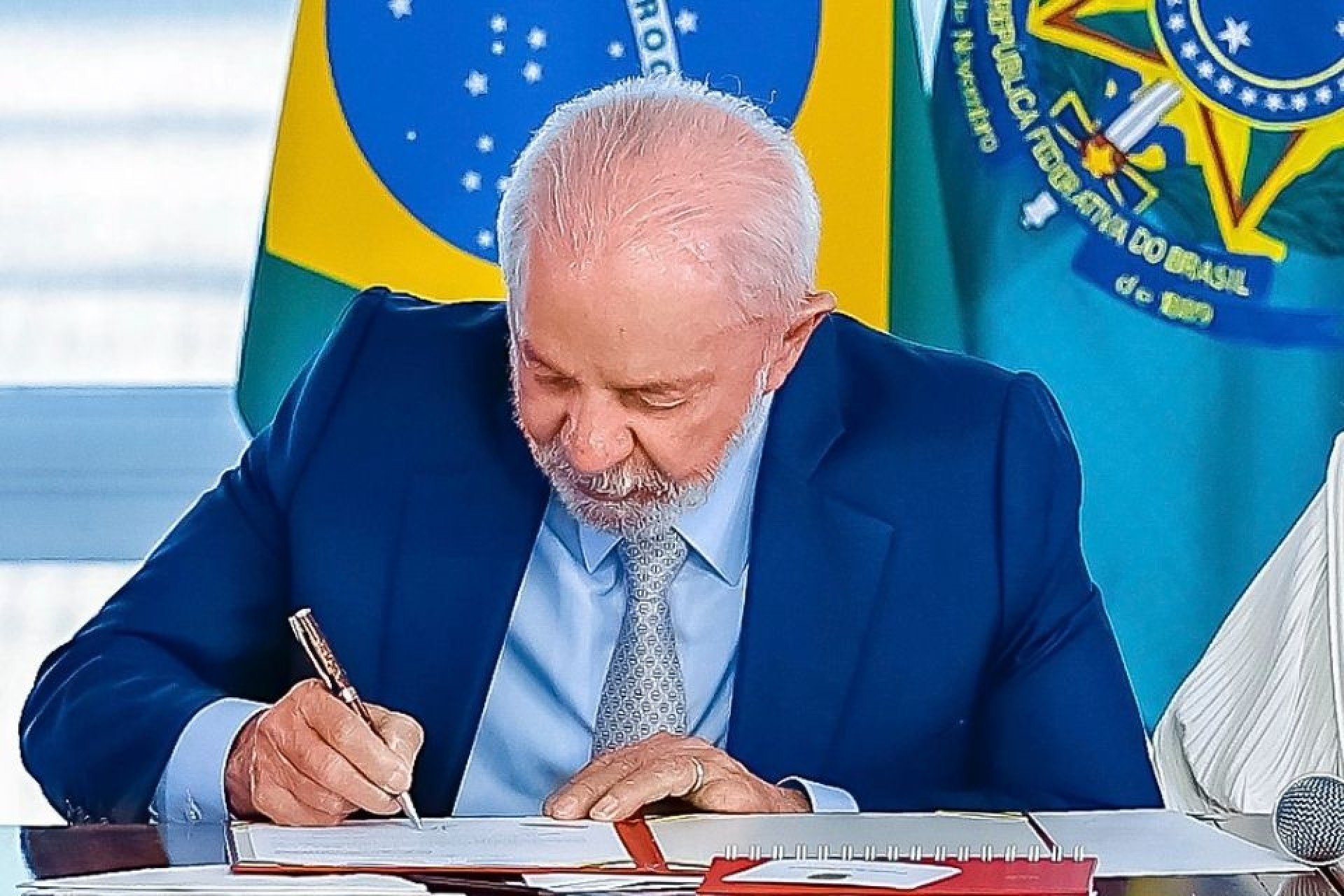 Lula sancionou, neste sábado (3), o projeto de lei que torna a Política Nacional Aldir Blanc permanente e destina R$ 15 bilhões a Estados e municípios