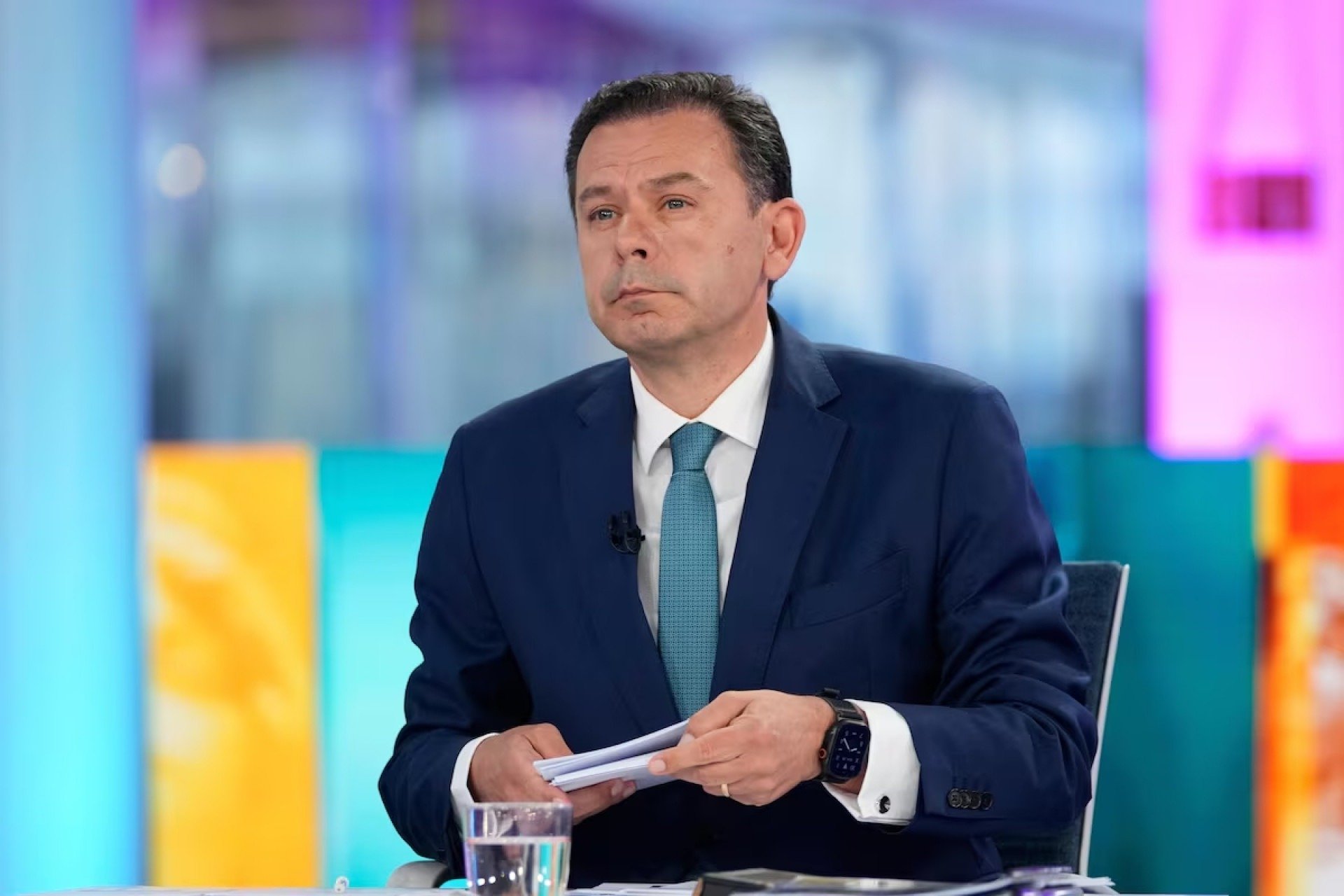 O primeiro-ministro de Portugal, Luis Montenegro, antes de um debate televisivo; ele perdeu um voto de confiança no Parlamento em março