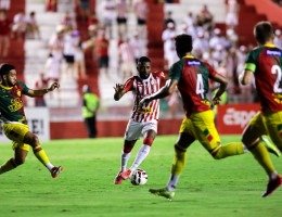 Lance do jogo entre Náutico x Brusque pela 4ª rodada a Série C