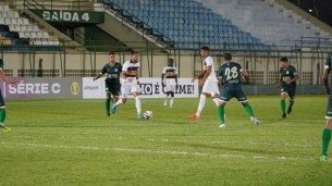 Lance do jogo entre Floresta x Retrô pela 4ª rodada da Série C