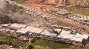 Incêndio atingiu a fábrica da Mondelez Brasil em Vitória de Santo Antão na tarde deste domingo (4)