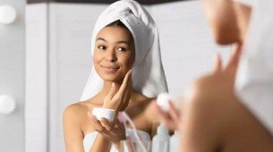 Imagem de mulher fazendo Skincare