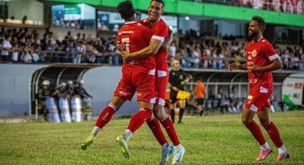 Jogadores do América-RN em comemoração de gol sobre o Central no Lacerdão
