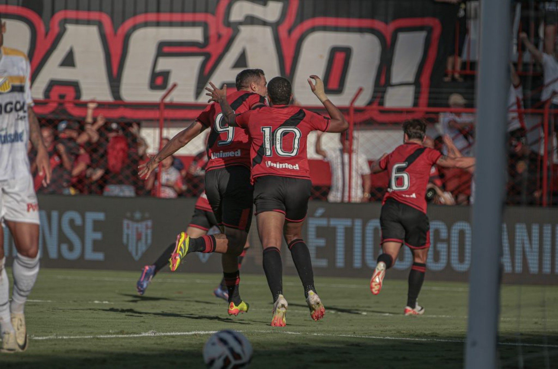 Dragão perdeu um jogador ainda no primeiro tempo, mas segurou o resultado e saiu vitorioso diante do rival, pela 6ª rodada da Série B do Brasileiro.