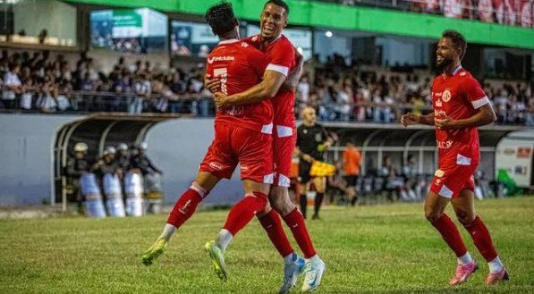 Jogadores do América-RN em comemoração de gol sobre o Central no Lacerdão