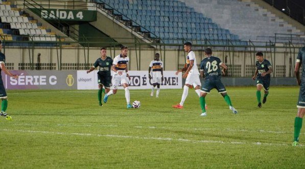 Lance do jogo entre Floresta x Retrô pela 4ª rodada da Série C