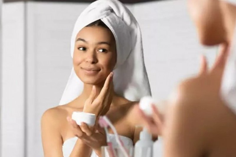Imagem de mulher fazendo Skincare