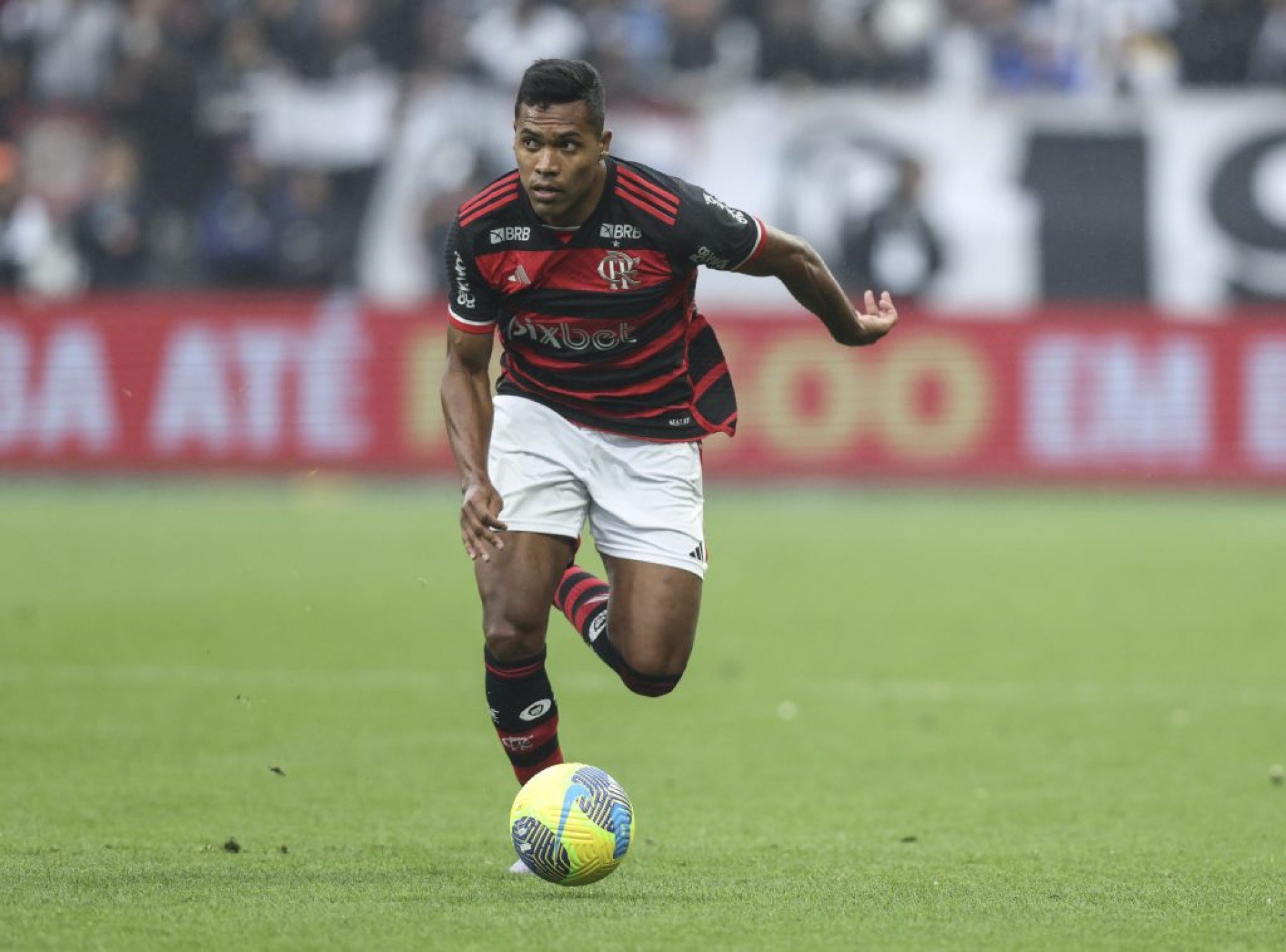 Na saída do intervalo lateral rubro-negro também alertou para contra-ataques do Cruzeiro, e disse que o time estava “querendo acelerar muito o jogo”