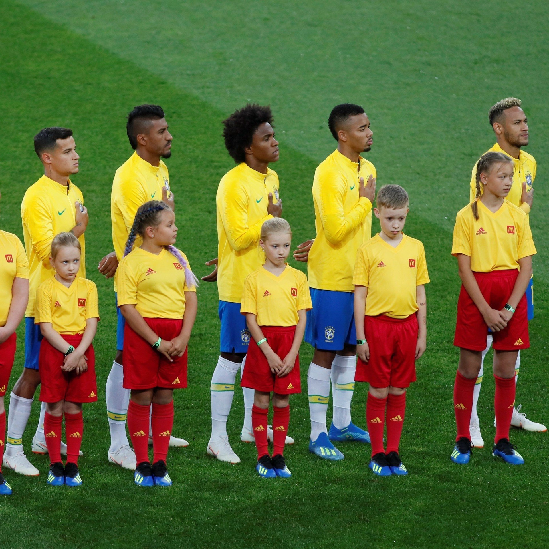 Hino Nacional e o minuto de silêncio são esculhambados nos campos de futebol