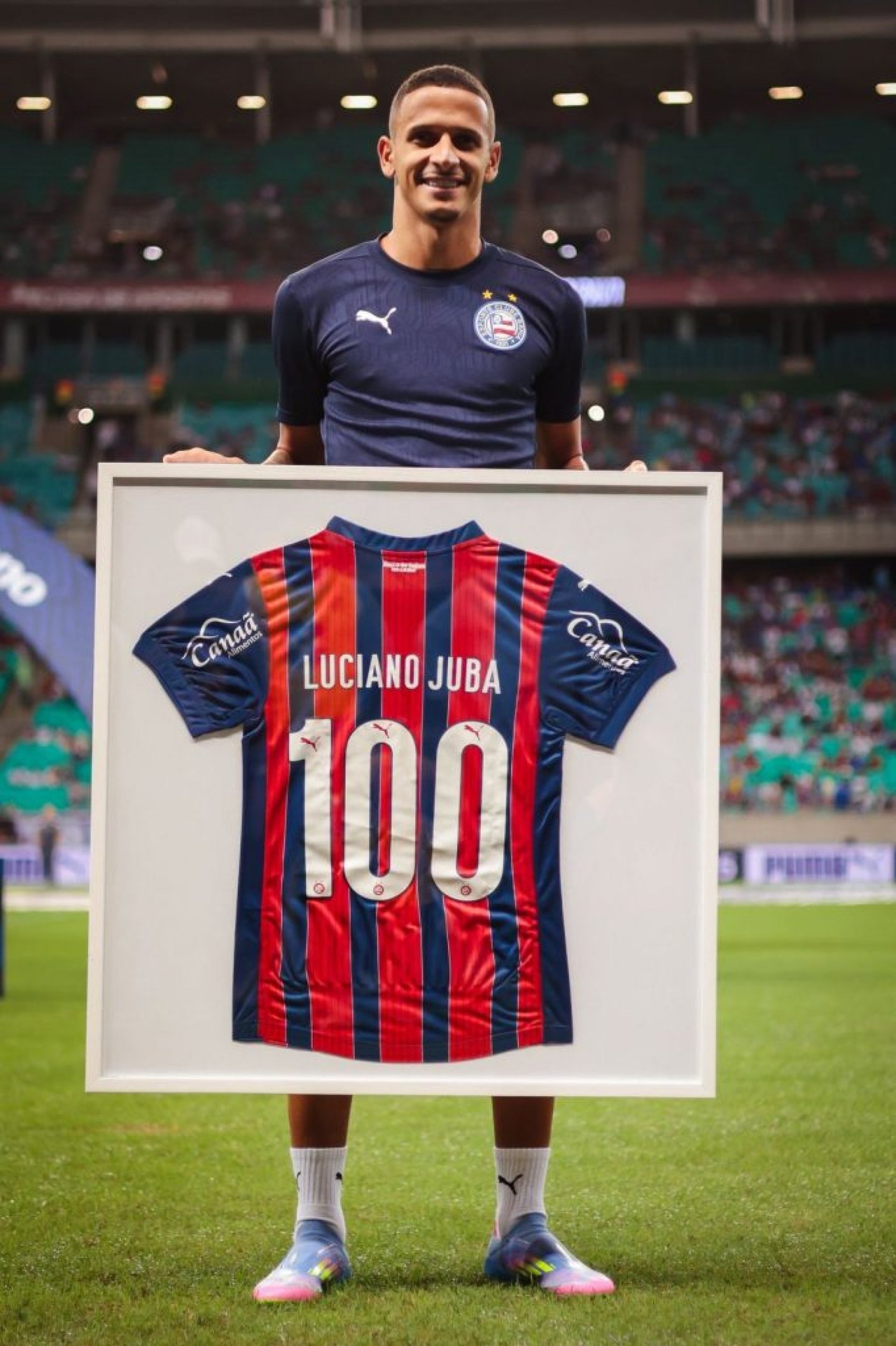 Lateral-esquerdo Luciano Juba é homenageado pelos 100 jogos com a camisa do Bahia e se firma como peça-chave da equipe, liderando em passes decisivos.
