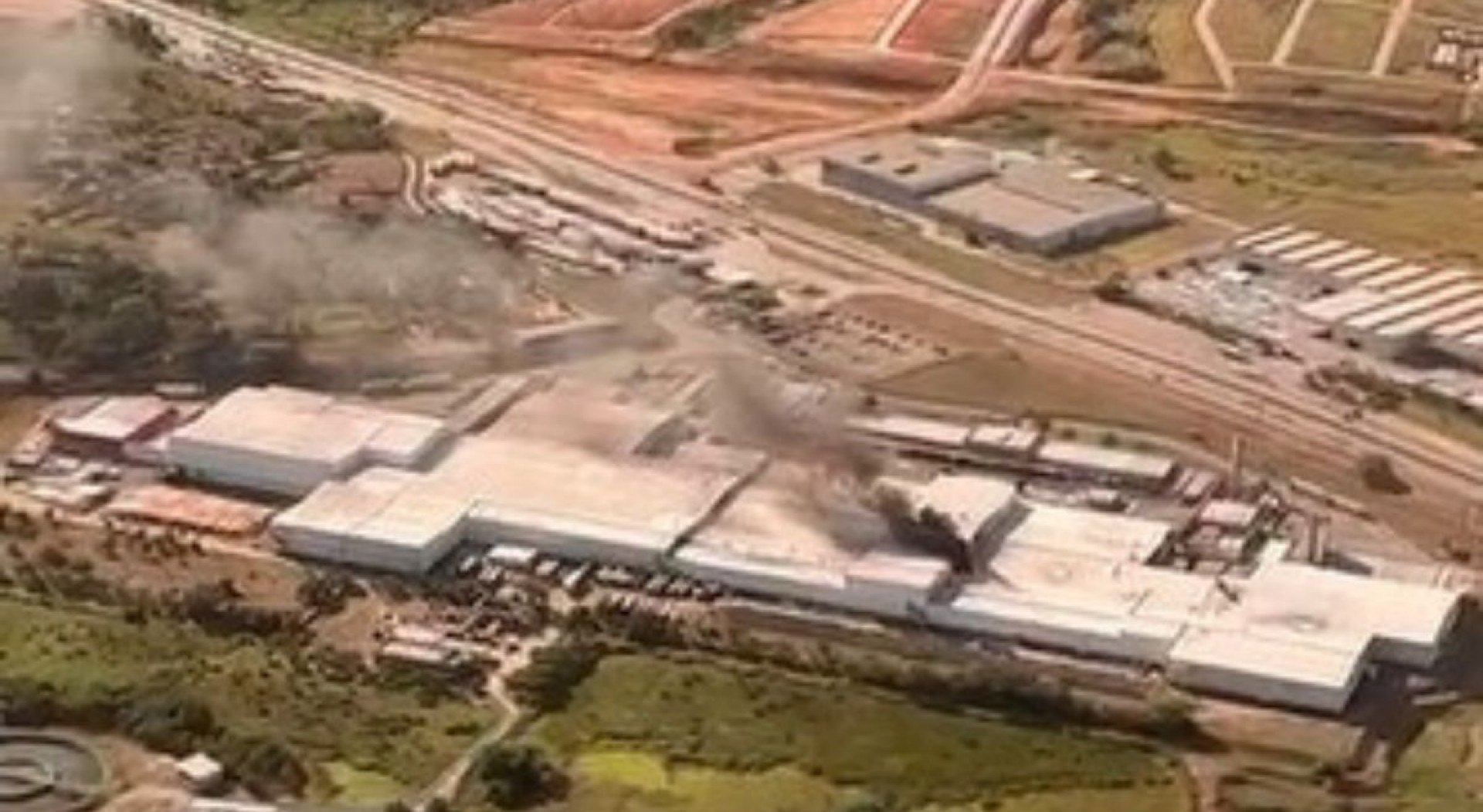 Incêndio atingiu a fábrica da Mondelez Brasil em Vitória de Santo Antão na tarde deste domingo (4)