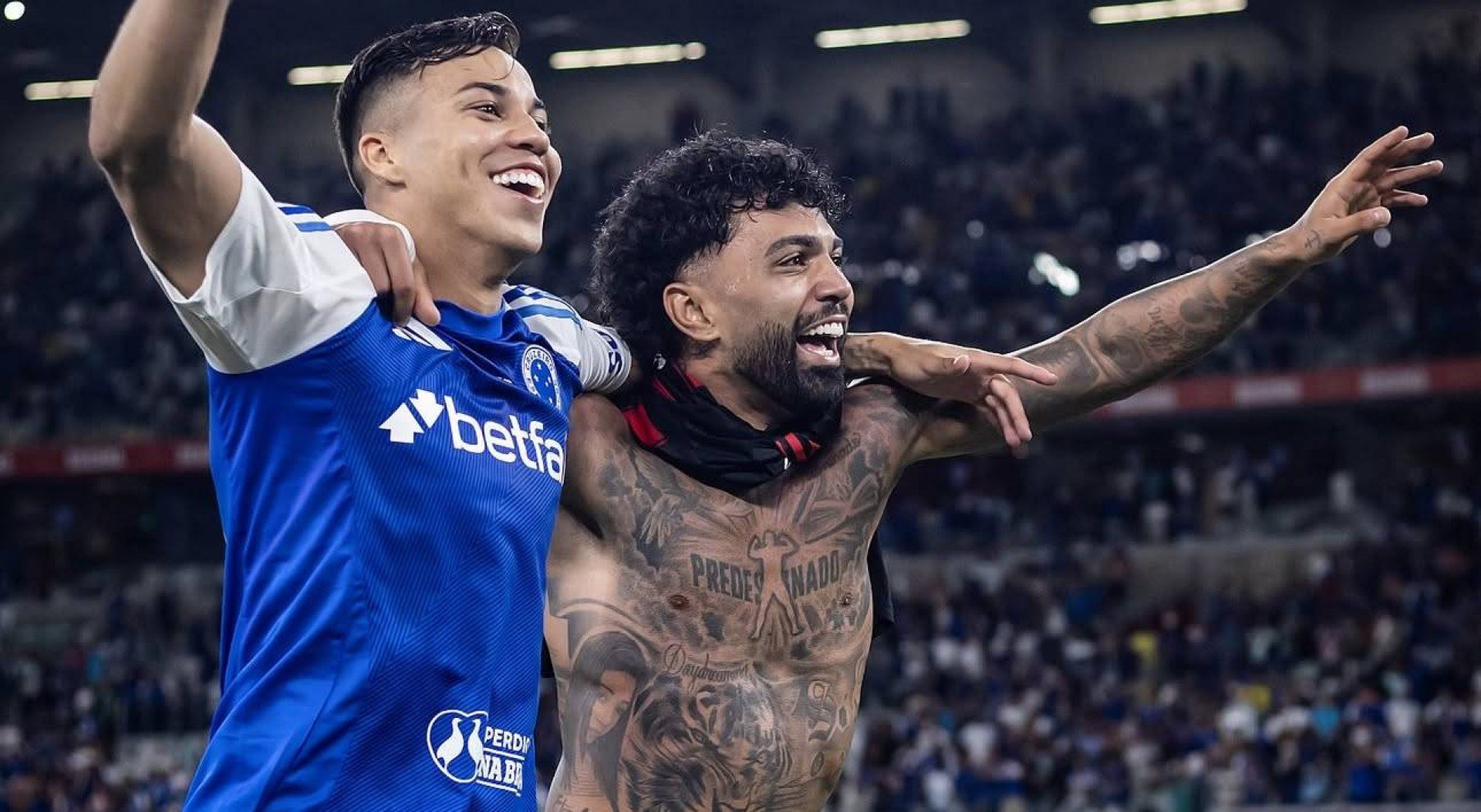 Gabigol decide nos acréscimos, Cruzeiro vence Flamengo e Palmeiras lidera Brasileirão