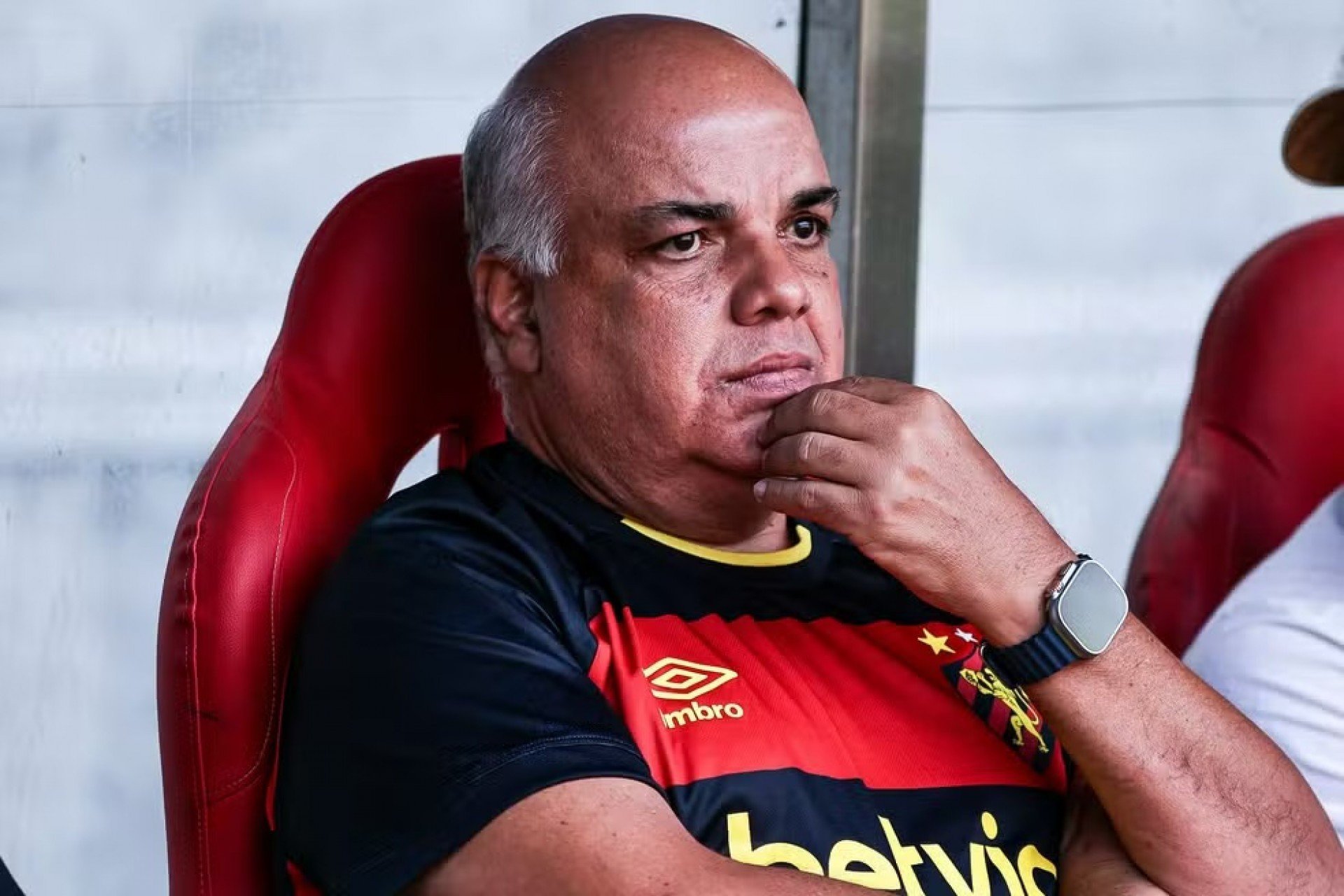 Presidente do Sport confirma saída de Pepa e busca por novo treinador após virada sofrida no Maracanã.