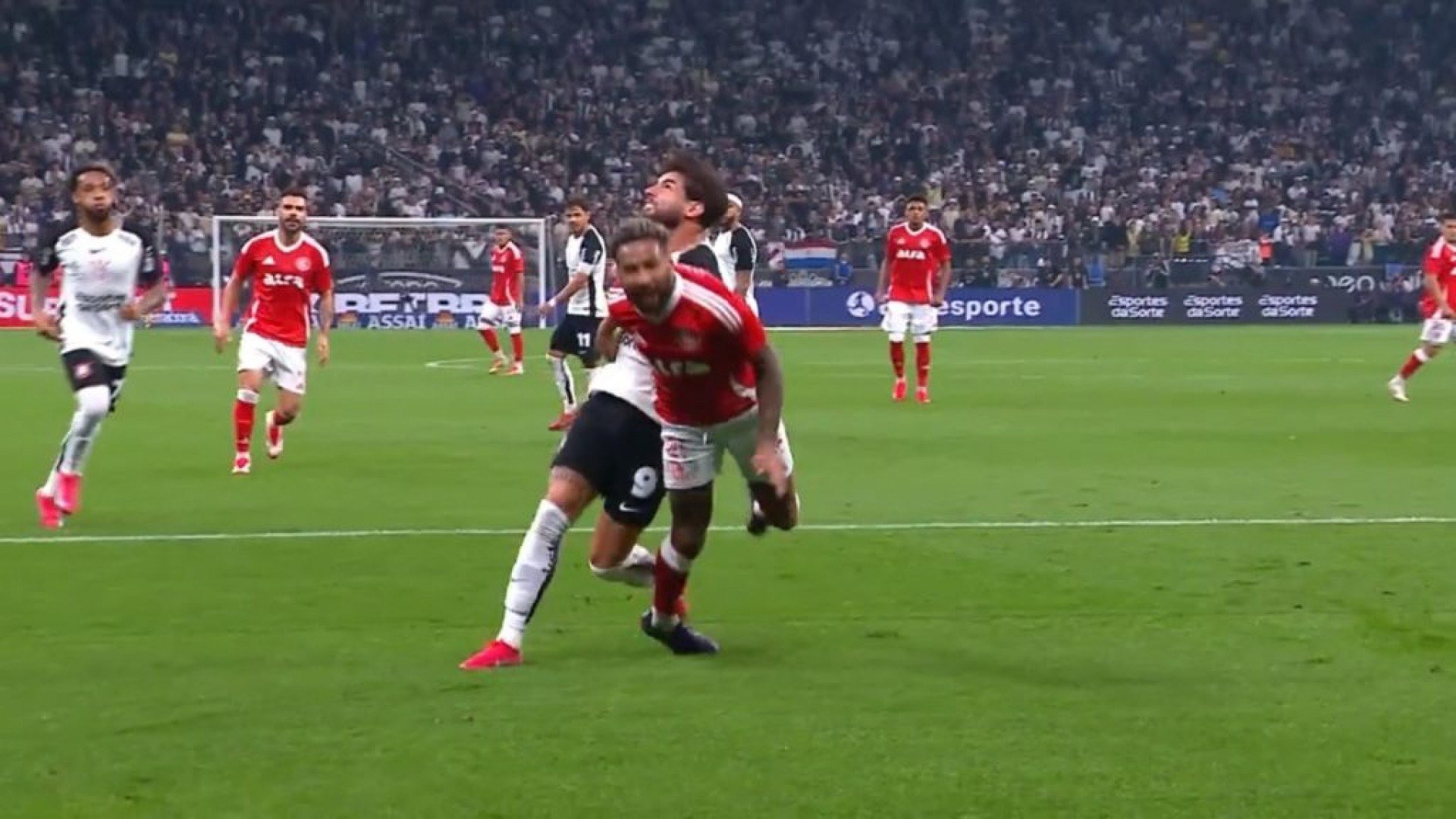 Partida disputada no último sábado, pelo Brasileirão, teve quatro recomendações da cabine. Confira diálogos entre árbitro e o responsável pelo VAR.
