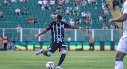 Imagem de jogo entre Figueirense e Ponte Preta