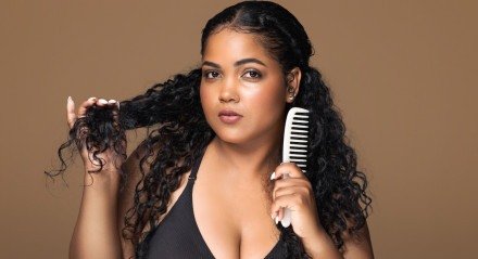 Imagem ilustrativa de uma mulher com cabelo cacheado! 